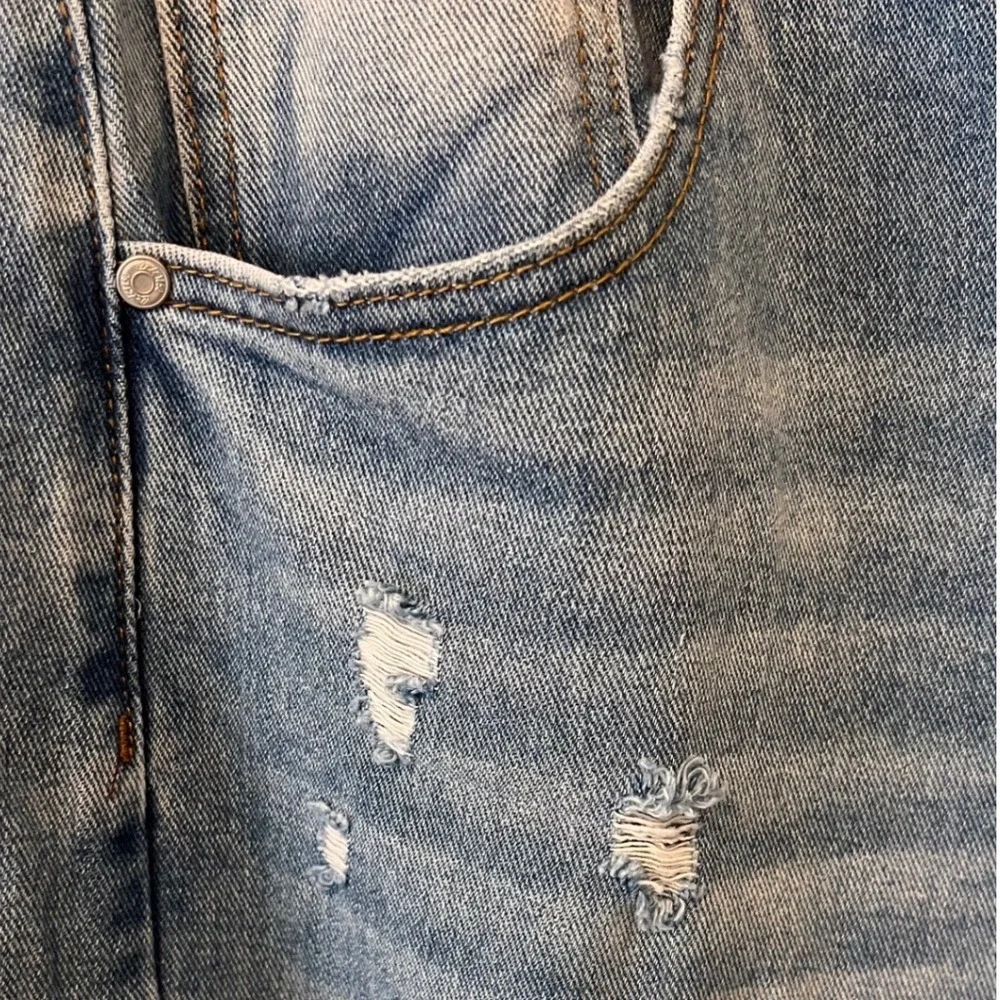 Cali 1850 Womens Distressed Denim Bermuda Shorts Light Wash Size 11/30 NWT